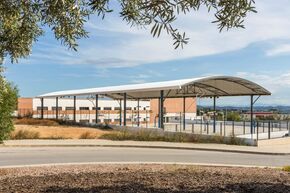 Marquesina curvada autoportante de 22 metros de luz en un centro educativo de San Antonio de Benagber (Valencia) - Espaa