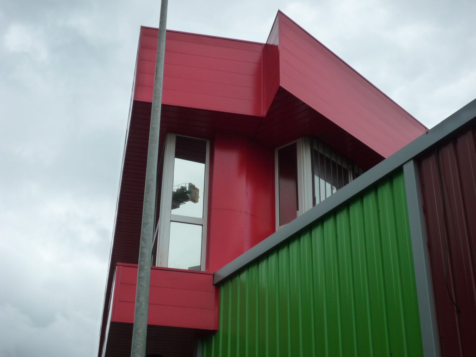 Detalle de fachada con falso techo con bandeja INCOBENDS Daezl, en la fundicin de Fumbarri en color rojo teja por INCOPERFIL