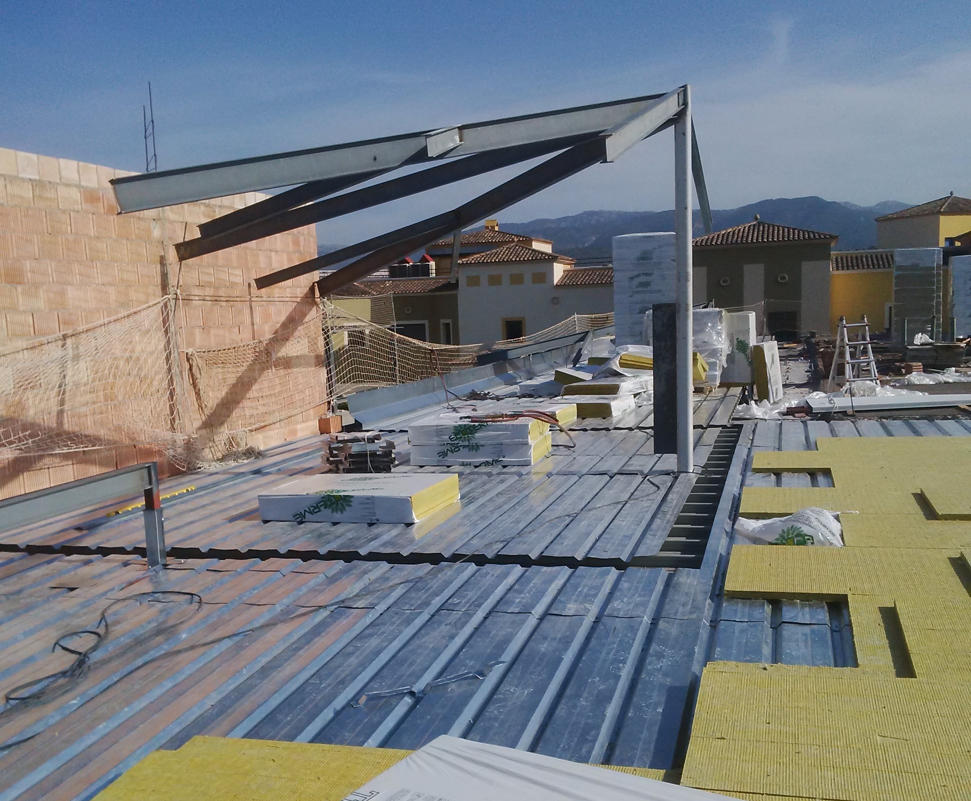 Sistema de cubierta deck ligera, compuesto por bandeja INCO 72.1 e INCO 30.4, en Mallorca de INCOPERFIL