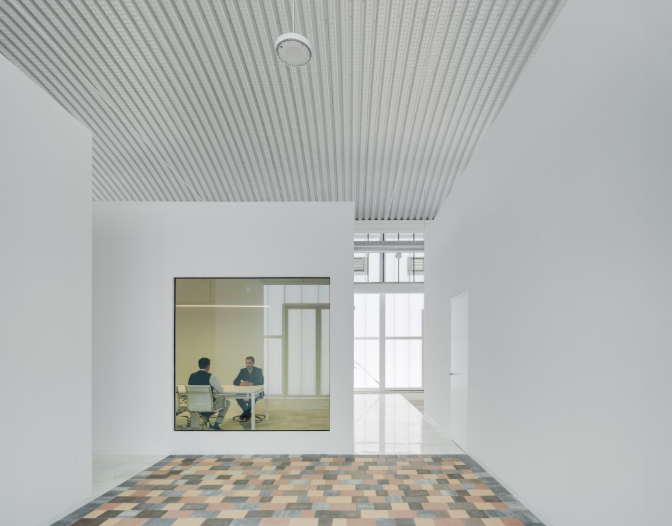 cubierta curvada autoportante multicapa para showroom y oficinas de Prefabricados de Hormign y Rodrguez s.a. con el perfil INCO 70.4 CURVADO by INCOPERFIL