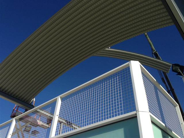 Freestanding curved roofing in four paddle courts in Paterna (Valencia) - Spain