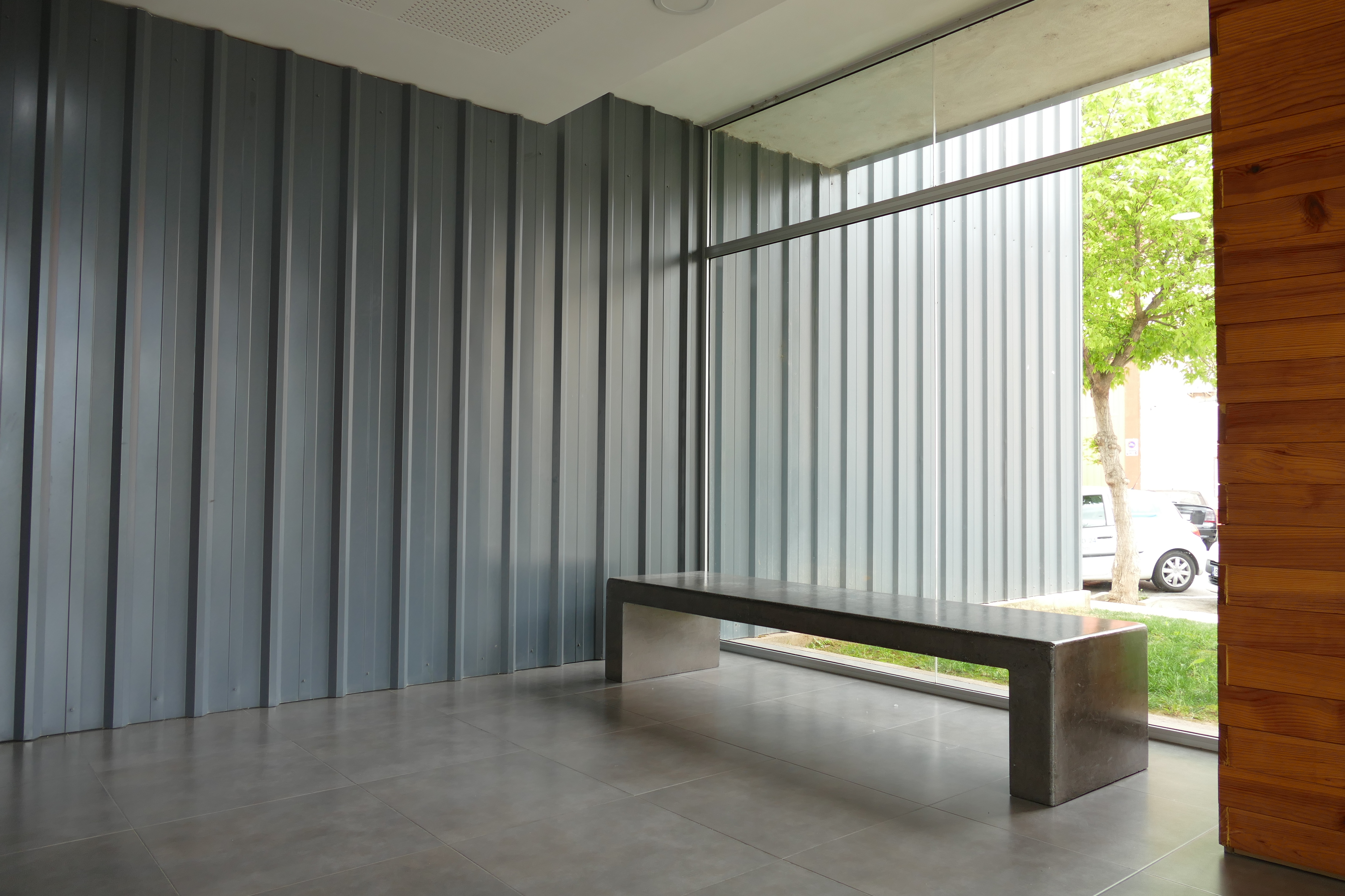 fachada metalica simple en chapa grecada para el polideportivo bovavar en alacuas con el perfil INCO 30.5 (Valencia) - Espaa