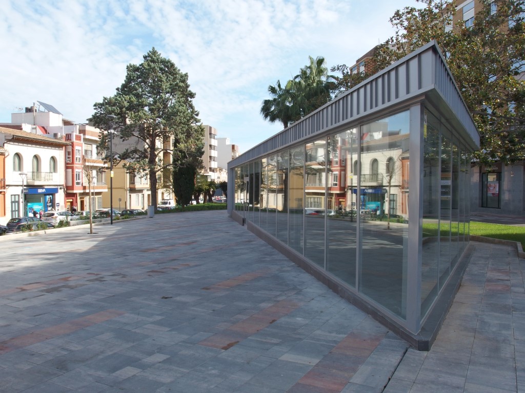 fachada arquitctonica INCOBends Senzl en la plaza de la ermita de picassent by INCOPERFIL