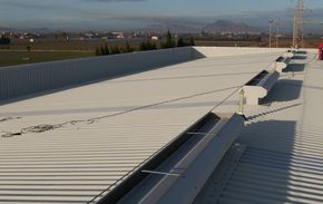 Ventilation lineaire G500B et fnetres de lames fixes dans une usine dans la region d'Aragon- Espagne