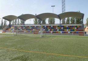 Gradas cubiertas con sistema de cubierta autoportante en el complejo deportivo municipal en Carbajosa de la Sagrada, Salamanca