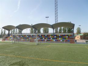 Gradins protgs avec le systme de couverture cintre autoportante dans le complexe sportif municipal de  Carbajosa de la Sagrada, Salamanca (Espagne)