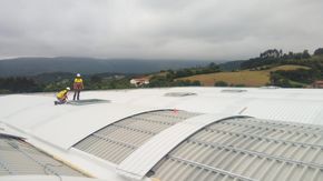 Cubierta curvada para fbrica de bandejas plsticas con estructura prefabricada de hormign en Reocn (Cantabria) -Espaa