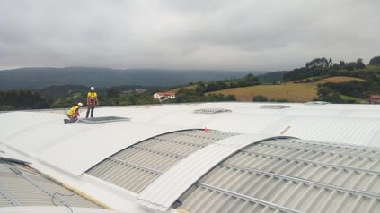 Cubierta curvada para fábrica de bandejas plásticas con estructura prefabricada de hormigón en Reocín (Cantabria) -España