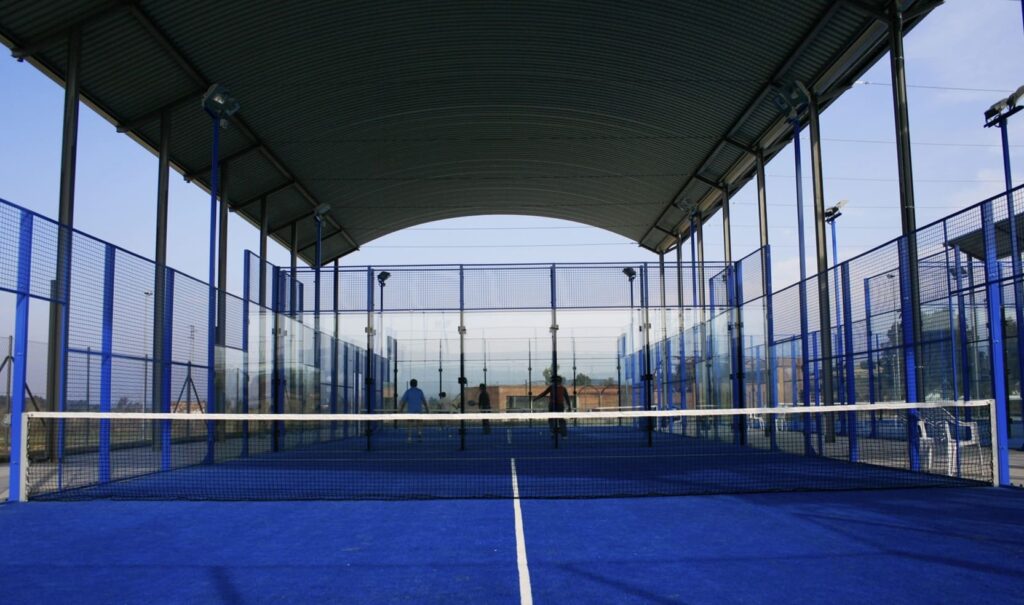 Cubierta Curvada Autoportante Padel Mengibar (Jaén)- España Cerramiento de cuatro pistas de padel existentes en Madrid mediante el perfil INCO 70.4 Curvado Autoportante, sin necesidad de estructura portante de cubierta.