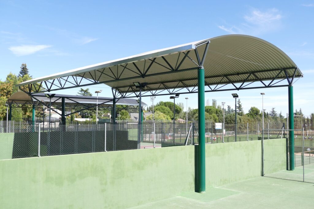 Dos pistas de pádel en el colegio Maristas (Madrid) - España