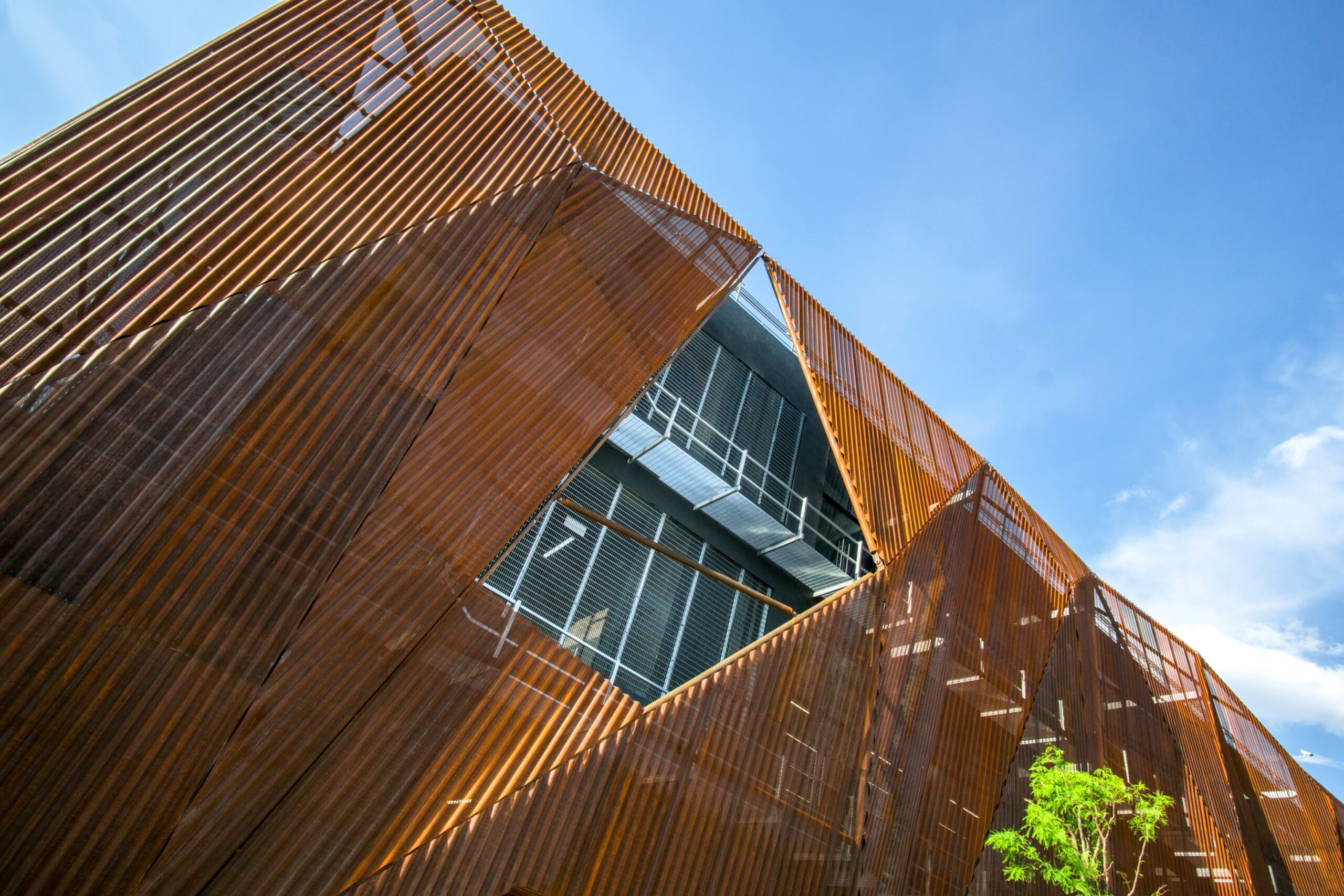 Fachada perforada de acero corten para el Centro Atención Telefónica de Liverpool en Morelia (Michoacán) - México