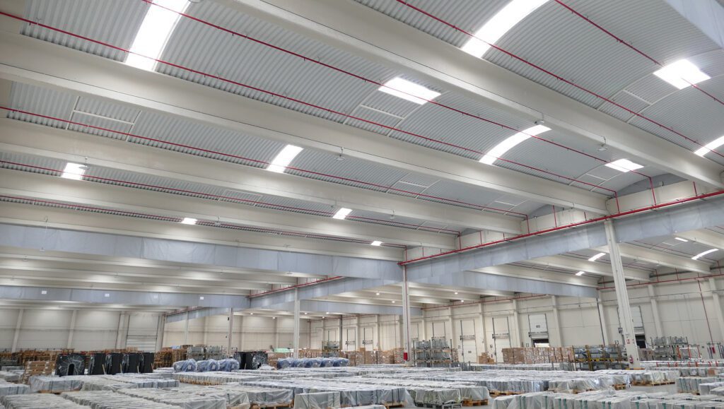 Ampliación de la planta logística con estructura prefabricada de hormigón para Marcotran en Pedrola (Zaragoza) - España La solución de cubierta curvada autoportante con el perfil INCO 70.4 Curvado se ha empleado en la ampliación del centro Logístico de Marcotran en Zaragoza.