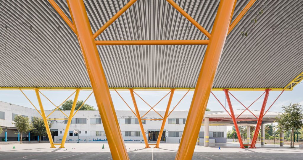 Cubierta curvada autoportante INCO 155.3 para patio colegio Marie Curie en Sevilla