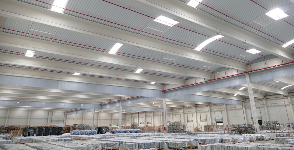 Ampliación de la planta logística con estructura prefabricada de hormigón para Marcotran en Pedrola (Zaragoza) - España La solución de cubierta curvada autoportante con el perfil INCO 70.4 Curvado se ha empleado en la ampliación del centro Logístico de Marcotran en Zaragoza.