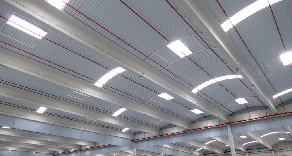 Ampliación de la planta logística con estructura prefabricada de hormigón para Marcotran en Pedrola (Zaragoza) - España La solución de cubierta curvada autoportante con el perfil INCO 70.4 Curvado se ha empleado en la ampliación del centro Logístico de Marcotran en Zaragoza.