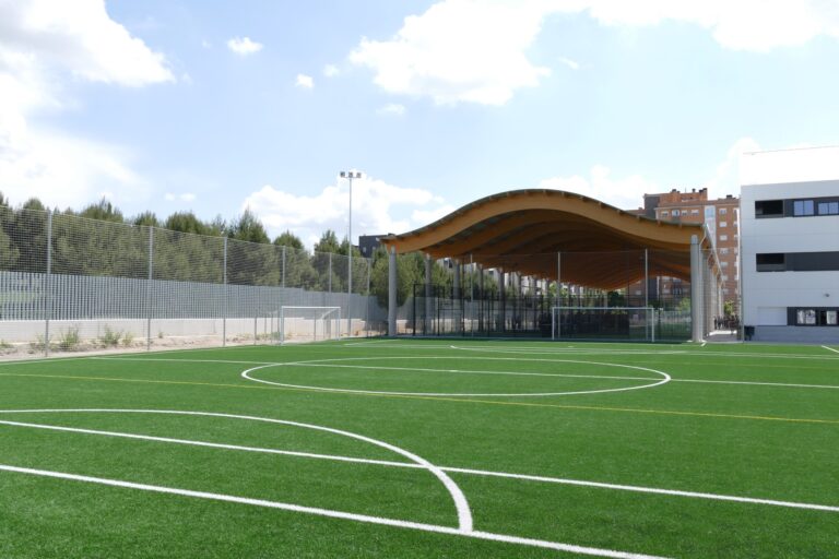 Nuevo Colegio GSD Las Artes en Ensanche de Vallecas con cubierta curvada cóncava y convexa y perfil INCO 44.6 Ondulado