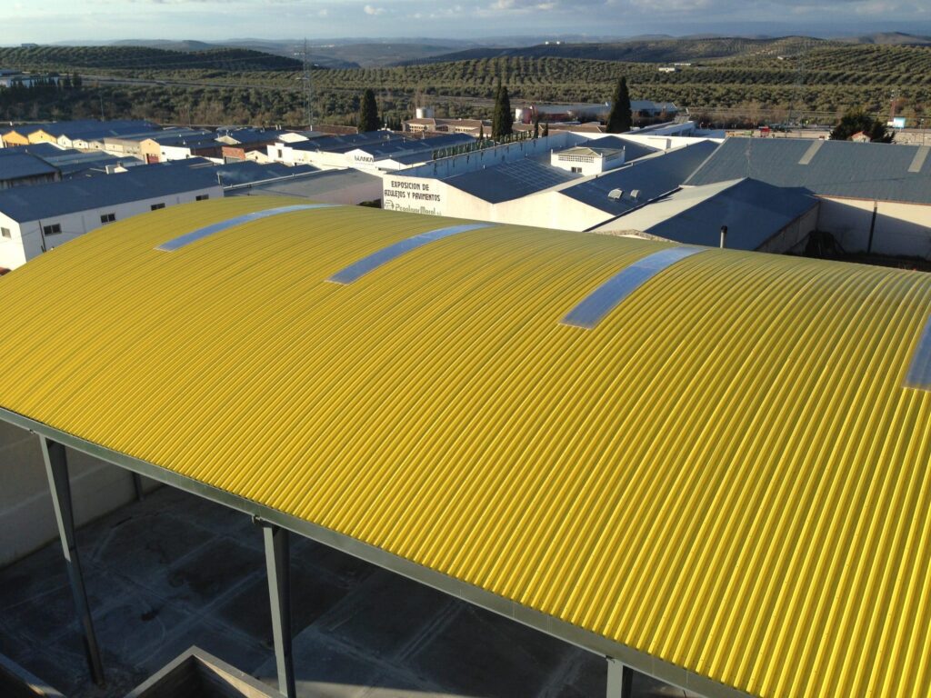 Cubierta curvada autoportante en club de pádel Torreolivo, en Torredelcampo - Jaén (España)