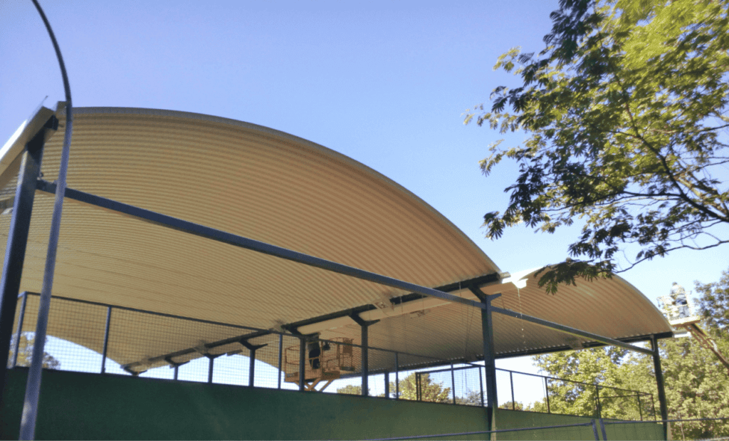 Cubierta curvada autoportante para dos pista de padel en el Club Naval de Suboficiales en Ferrol (A Coruña) - España