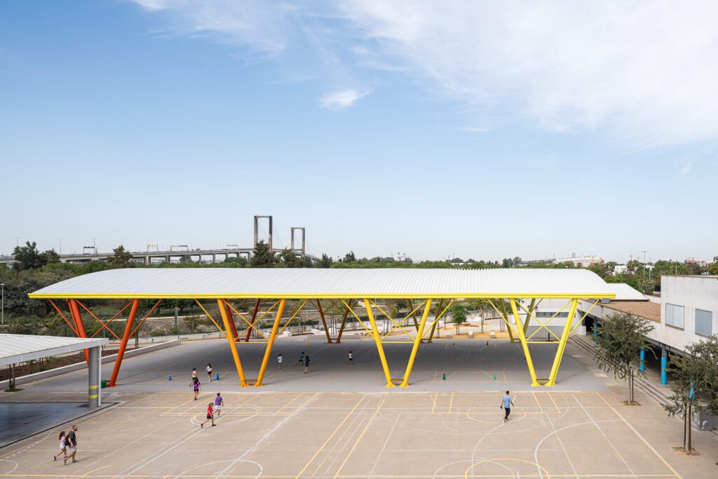 Cubierta curvada autoportante INCO 155.3 para patio colegio Marie Curie en Sevilla