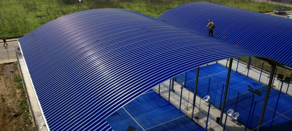 Cubierta Curvada Autoportante Padel Mengibar (Jaén)- España Cerramiento de cuatro pistas de padel existentes en Madrid mediante el perfil INCO 70.4 Curvado Autoportante, sin necesidad de estructura portante de cubierta.