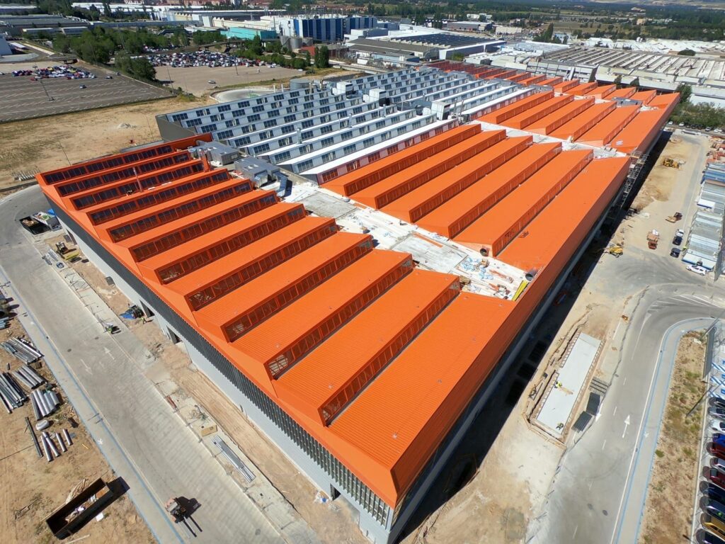 Sistema de cubierta sandwich autoportante con el perfil INCO 155.3 como elemento resistente por el interior y el perfil INCO 44.4 por el exterior para el Parque de Proveedores de Renault.