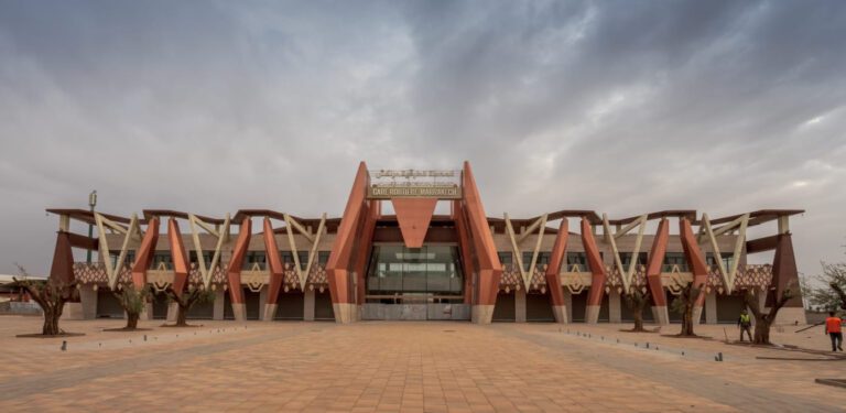 Estación autobús Marrakech con perfil INCO 70.4 Curvado