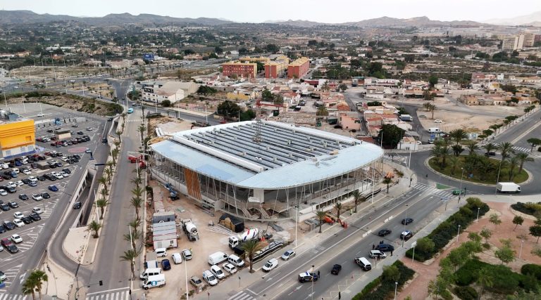 Cubierta deck compuesto con el perfil INCO 100.3 para el pabellón inclusivo de Elche, Alicante.