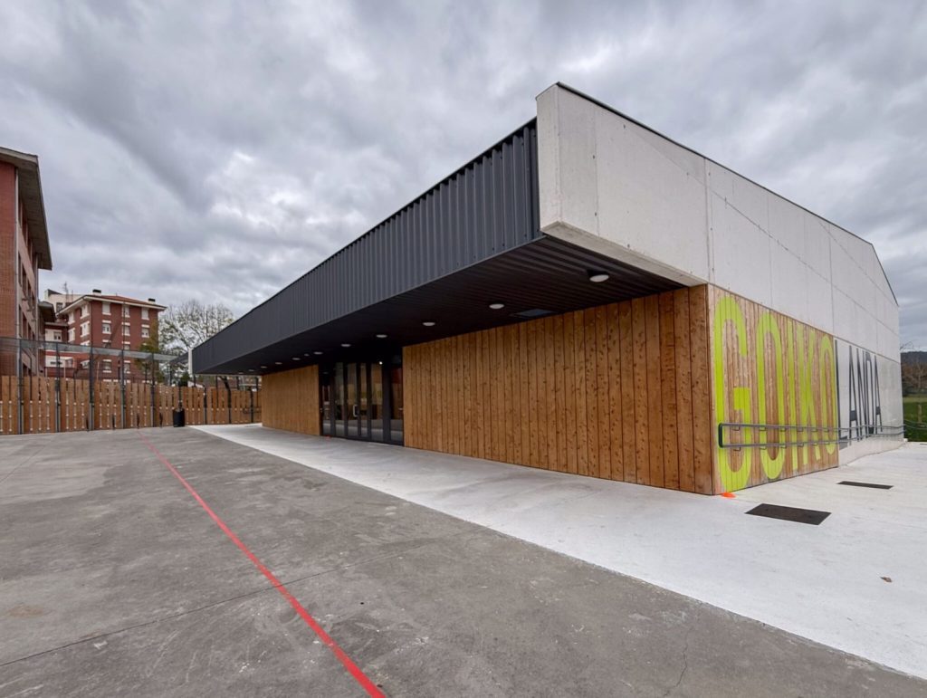 Cubierta industrial multicapa con el perfil INCO 44.6 colegio Goikolanda Erandio Vizcaya