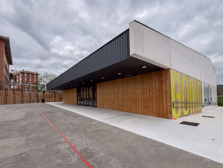 Cubierta industrial multicapa con el perfil INCO 44.6 colegio Goikolanda Erandio Vizcaya