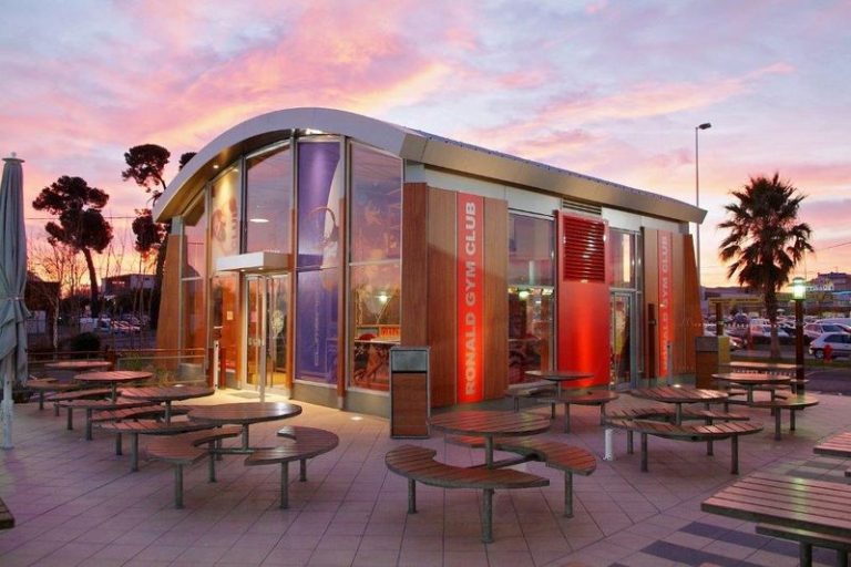 Sistema de Cubierta de Alto Rendimiento Acústico para Área Multideporte de McDonalds en Salamanca