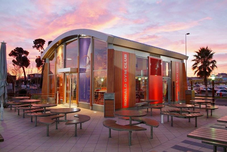 Sistema de Cubierta de Alto Rendimiento Acústico para Área Multideporte de McDonalds en Salamanca