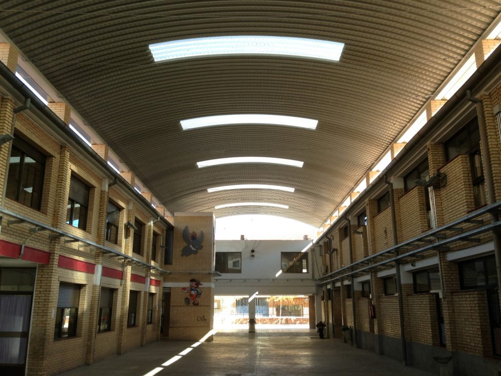 Cubierta curvada autoportante en el centro educativo público Camacho Melendo, en Priego de Córdoba- Córdoba (España)