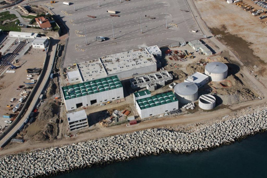 Cubierta curvada autoportante de alta resistencia para fábrica de abonos en el puerto de Algeciras (España) Suministro de 7000 m2 para una cubierta curvada autoportante sandwich en perfil INCO 44.4,
