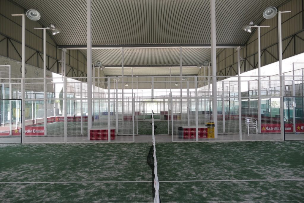 Cubierta curvada autoportante de cuatro pistas de pádel en Paterna (Valencia) - España