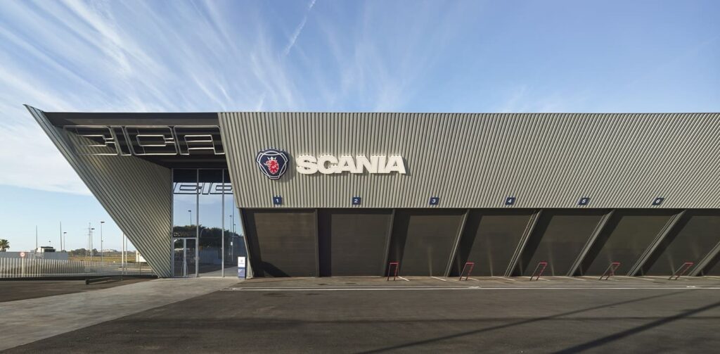 Fachada industrial multicapa SCANIA Huelva - INCO 70.4 Fachada