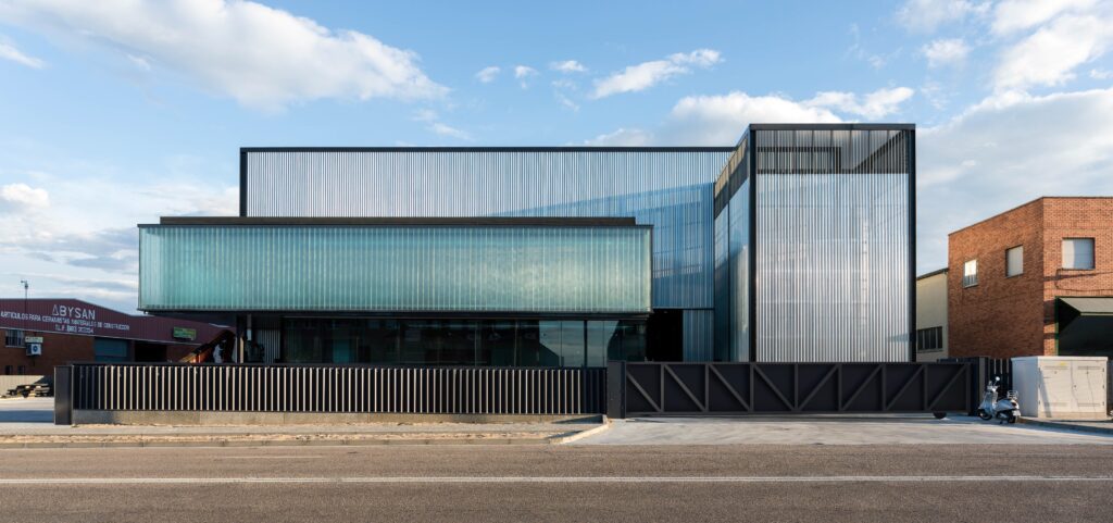 Nueva construcción para Cortes Metalúrgicos Oviedo en Valladolid - España Los sistemas de fachada industrial y forjado colaborante forman parte de las soluciones aportadas por Incoperfil en esta nueva construcción en el polígono de San Cristóbal,