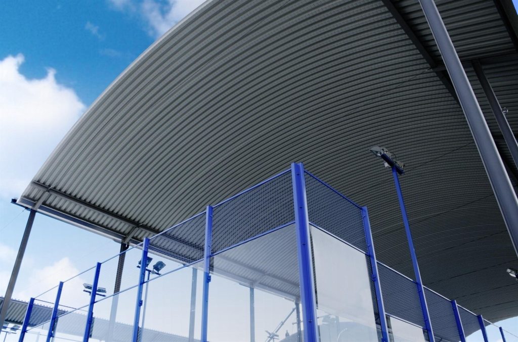 Cubierta Curvada Autoportante Padel Mengibar (Jaén)- España Cerramiento de cuatro pistas de padel existentes en Madrid mediante el perfil INCO 70.4 Curvado Autoportante, sin necesidad de estructura portante de cubierta.