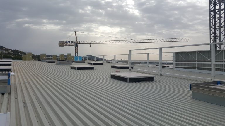 Cubierta deck para LEROY MERLIN (Loulé) - Portugal El perfil INCO 70.4 Deck ha servido como elemento soporte de la cubierta deck para la nueva construcción del Leroy Merlín en Loulé (Portugal)