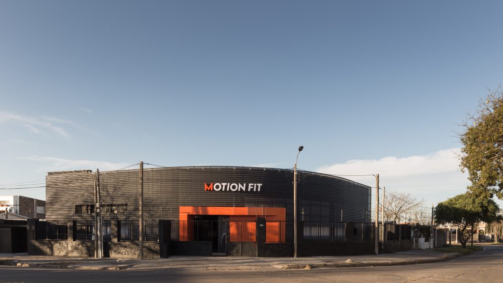 Fachada curvada del centro deportivo Motion Fit en Montevideo - Uruguay.