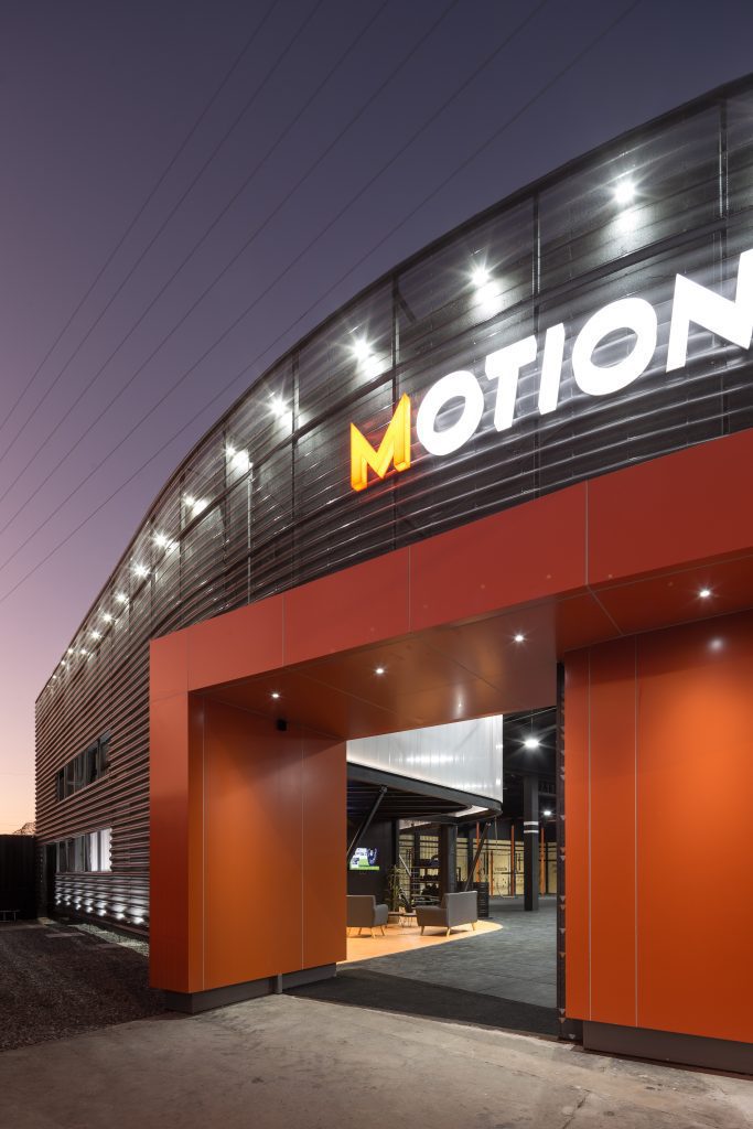 Fachada curvada del centro deportivo Motion Fit en Montevideo - Uruguay. El perfil INCO 44.6 Ondulado Curvado se ha empleado como sistema de control solar en la fachada del nuevo centro deportivo Motion Fit en Montevideo.