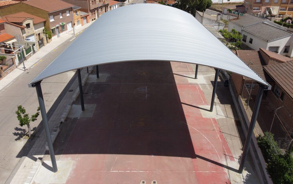 Cubierta curvada autoportante en el polideportivo de Humanes (Guadalajara) - España