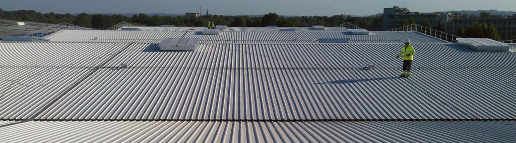 Cubierta de alta resistencia a la corrosión para una industria de compost en Tarascón (Francia) Suministro de perfil modelo INCO 30.5 para una cubierta que exigía una gran resistencia frente a la corrosión debido a las reacciones químicas que se generan en su interior y también al exterior debido a su proximidad del mar.