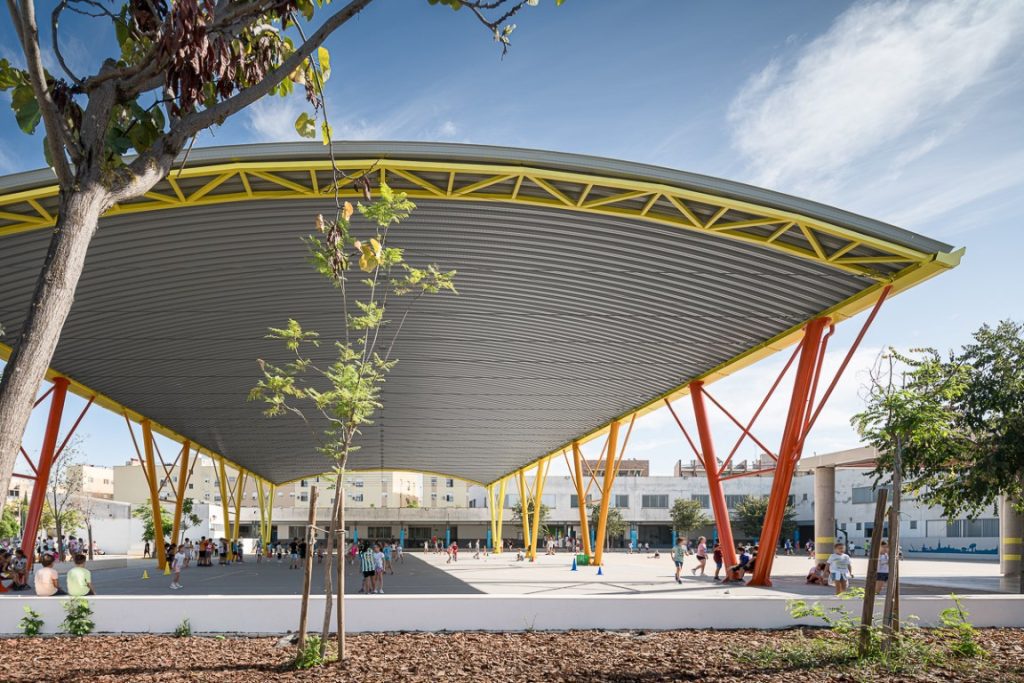 arquesina curvada autoportante de 22 metros de luz en un centro educativo