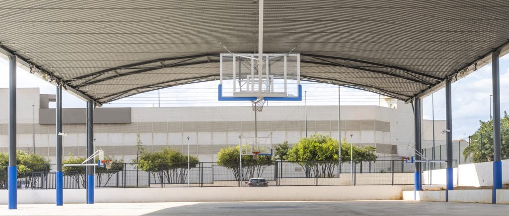 Marquesina curvada autoportante de 22 metros de luz en un centro educativo de San Antonio de Benagéber (Valencia) - España