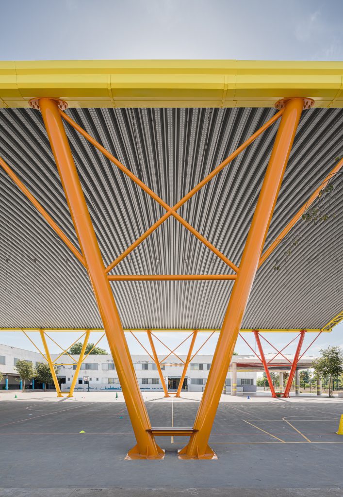 Cubierta curvada autoportante INCO 155.3 para patio colegio Marie Curie en Sevilla