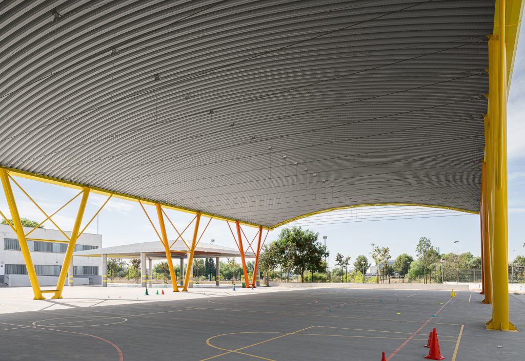 Cubierta curvada autoportante INCO 155.3 para patio colegio Marie Curie en Sevilla
