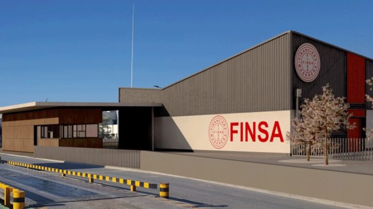 Plataforma logística con estructura prefabricada de hormigón y cubierta curvada autoportante para FINSA en Cella (Teruel) - España
