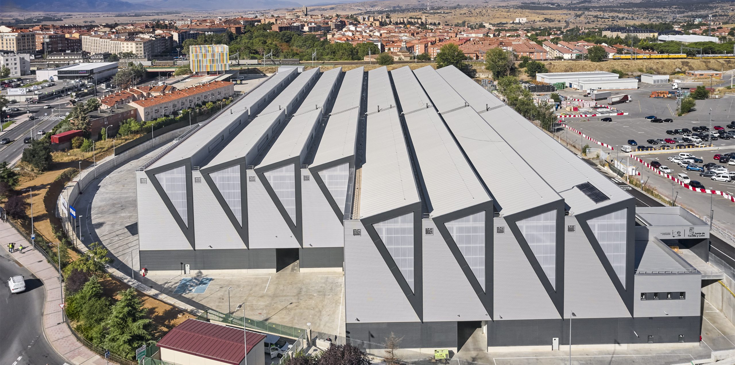 Distintos perfiles grecados de Incoperfil se han empleado para la ejecución de los cerramientos de este singular edificio del Parque de Proveedores de Renault, que aloja la nueva línea de estampación así como la fabricación de piezas de repuesto asociado inicialmente al plan industrial 2019-2021 de Nissan en Ávila en Las Hervencias (Ávila).