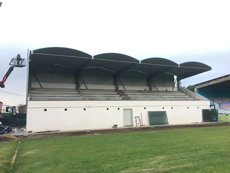 Gradas de campo de fútbol de Boiro en A Coruña con la solución de la cubierta curvada con perfil INCO 70.4