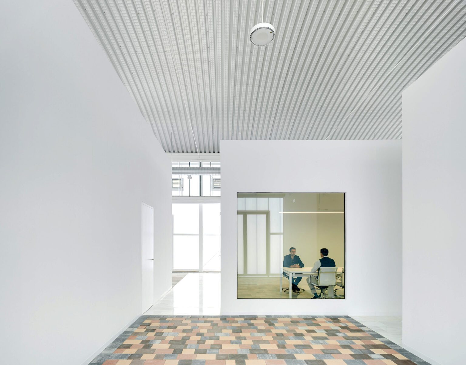 Sistema de cubierta autoportante para un espacio expositivo y administrativo en Murcia - España El sistema de cubierta curvada autoportante otorga una imagen corporativa exclusiva a la sede y zona expositiva de la empresa Prefabricados Montalbán y Rodríguez en Las Torres de Cotillas.